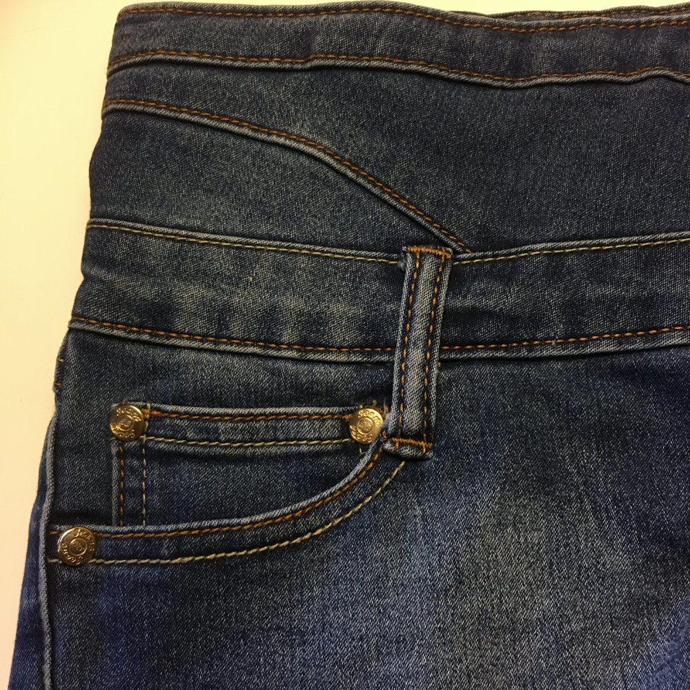 B. B. JEANS Stretch Denim Shorts - Picture 5 of 11